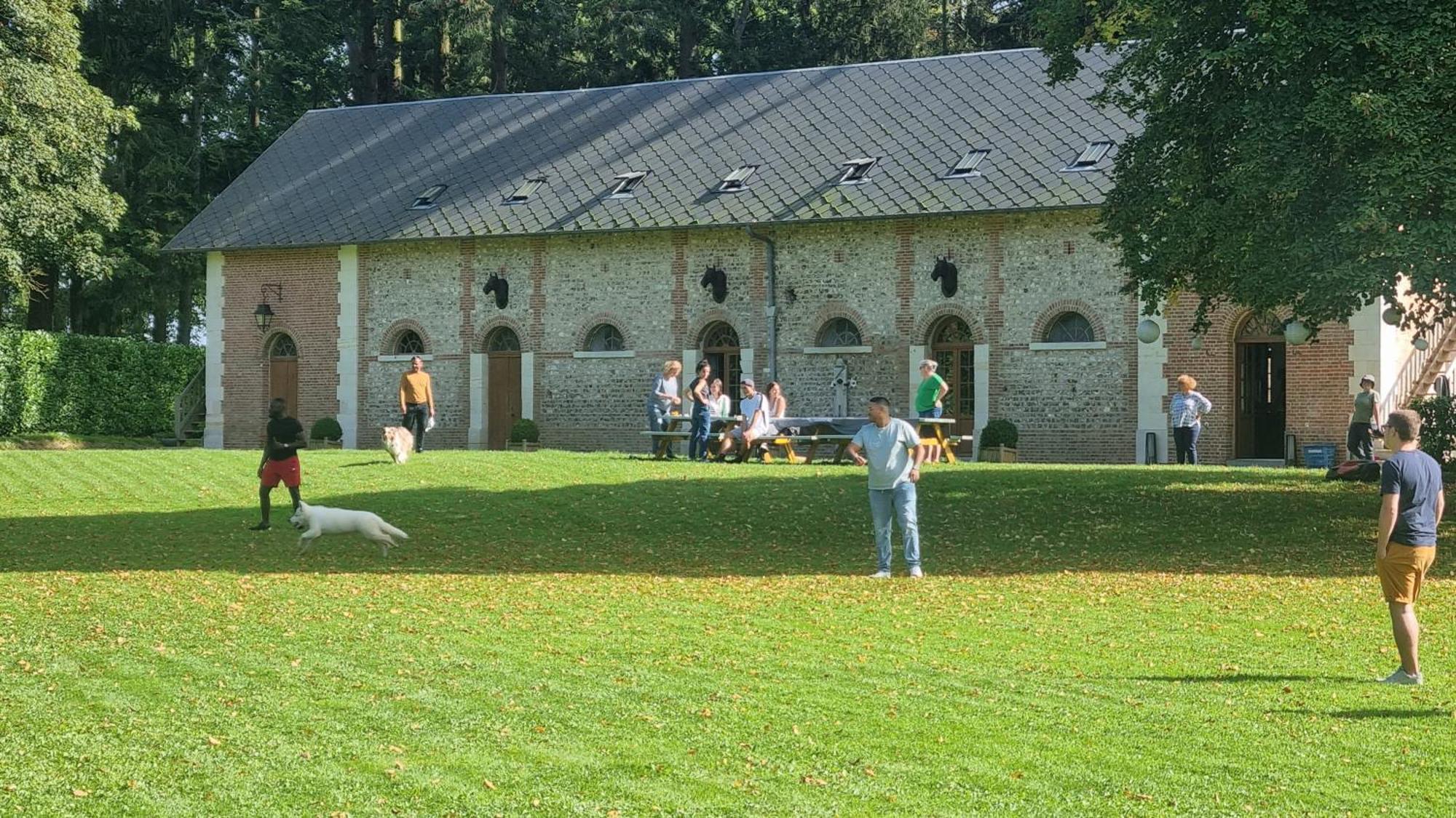 Les Ecuries Du Chateau De Brumare Brestot Exteriör bild